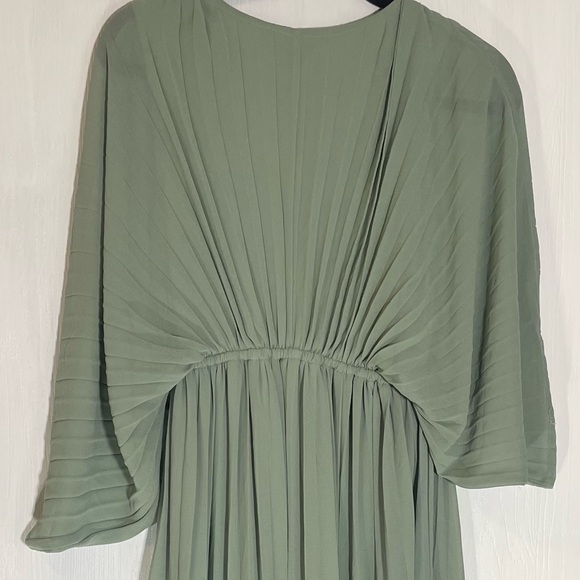 Drees Doy Sage Green flowy Sleeve V-Neck Midi Dress - Picture 2 of 7